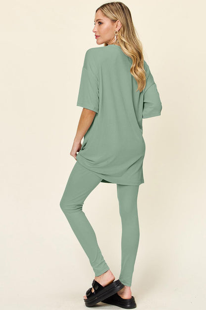 Round-neck shirt with dropped shoulders and leggings.