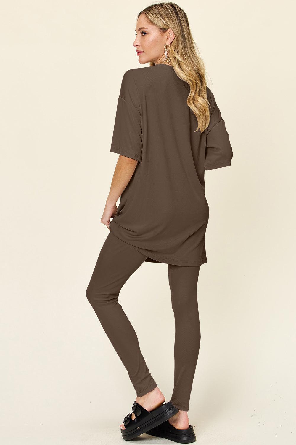 Round-neck shirt with dropped shoulders and leggings.