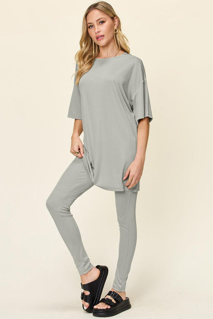 Round-neck shirt with dropped shoulders and leggings.