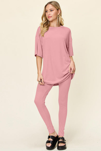 Round-neck shirt with dropped shoulders and leggings.