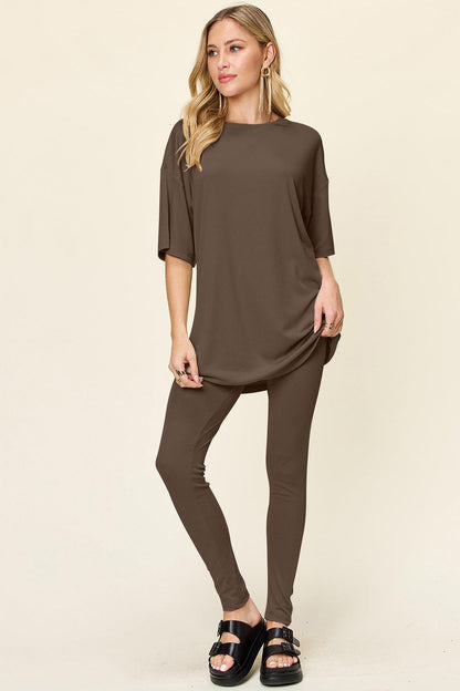 Round-neck shirt with dropped shoulders and leggings.