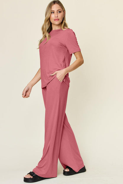 Round-Neck short-sleeve t-shirt and wide-leg pants