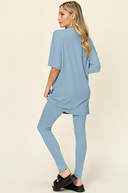 Round-neck shirt with dropped shoulders and leggings.