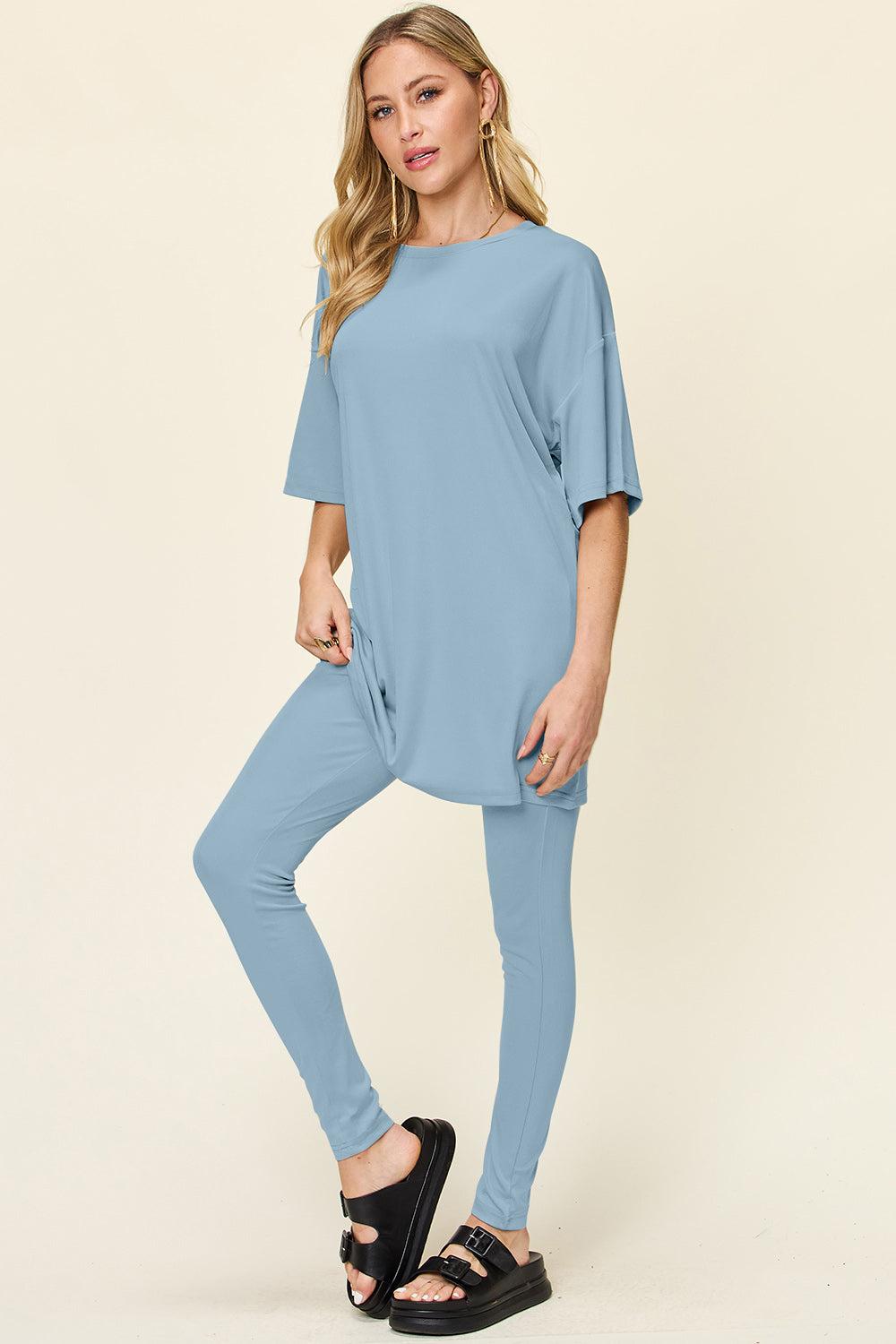 Round-neck shirt with dropped shoulders and leggings.