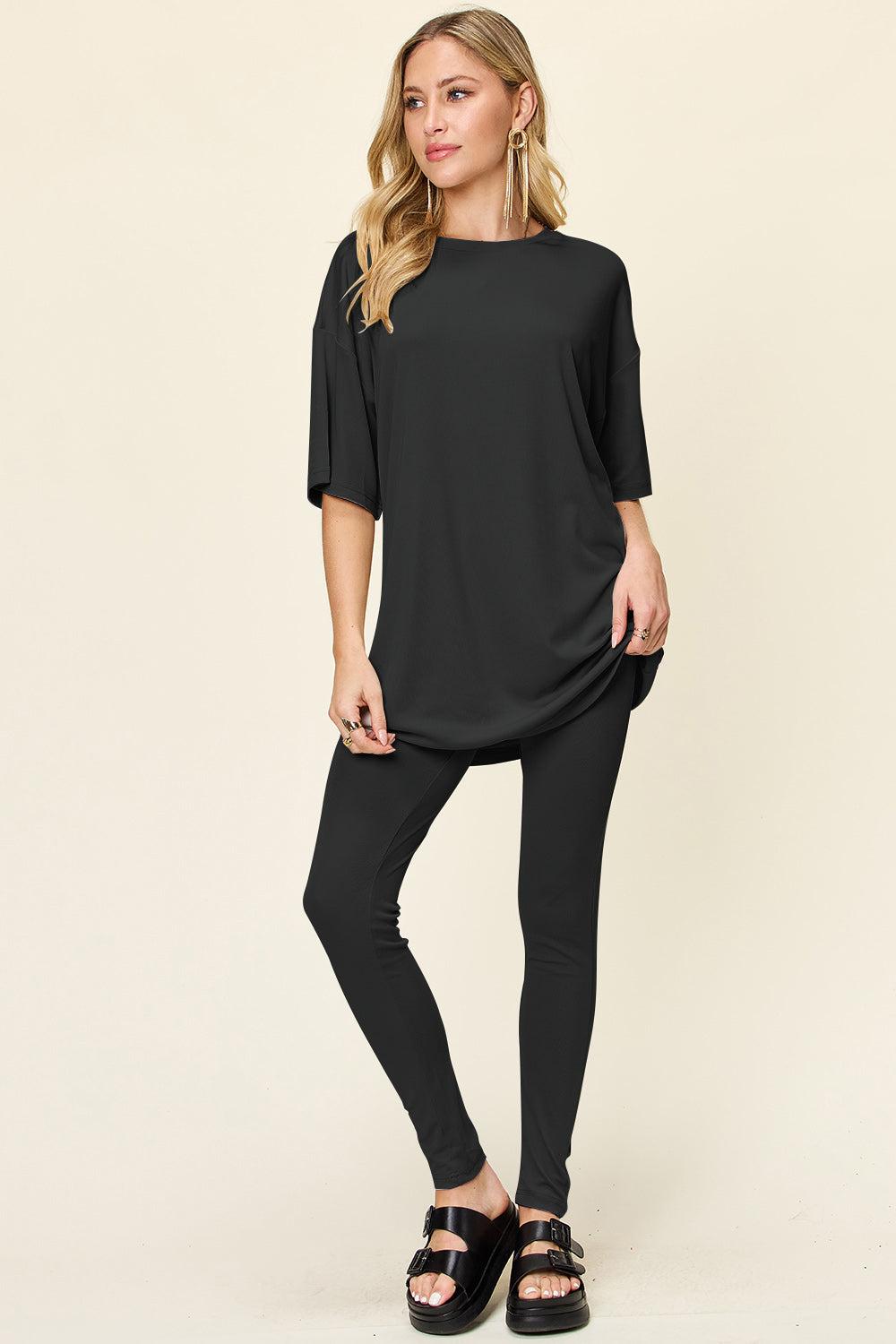 Round-neck shirt with dropped shoulders and leggings.