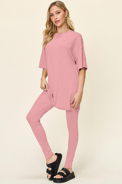 Round-neck shirt with dropped shoulders and leggings.