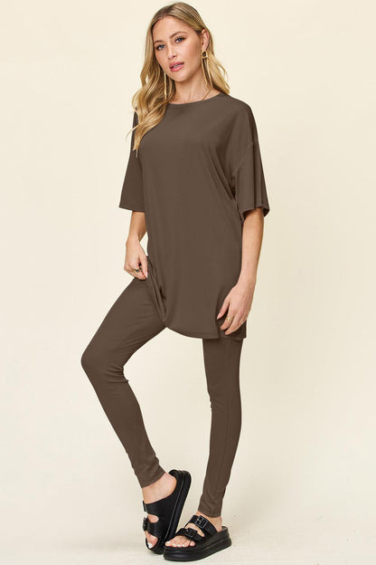 Round-neck shirt with dropped shoulders and leggings.