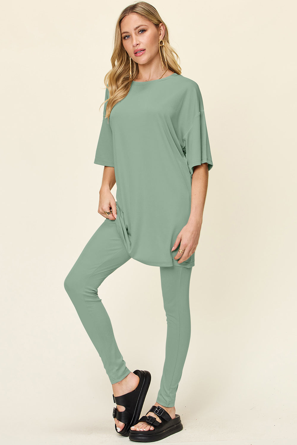 Round-neck shirt with dropped shoulders and leggings.