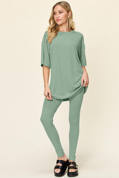 Round-neck shirt with dropped shoulders and leggings.