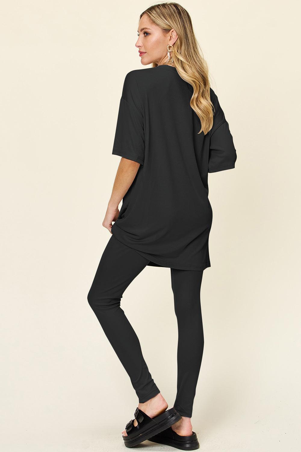 Round-neck shirt with dropped shoulders and leggings.